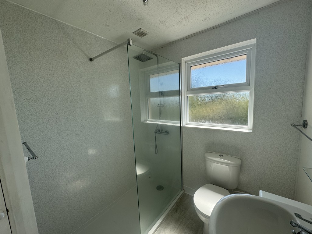 Lot: 191 - DETACHED FOUR-BEDROOM HOUSE IN POPULAR LOCATION - Shower room